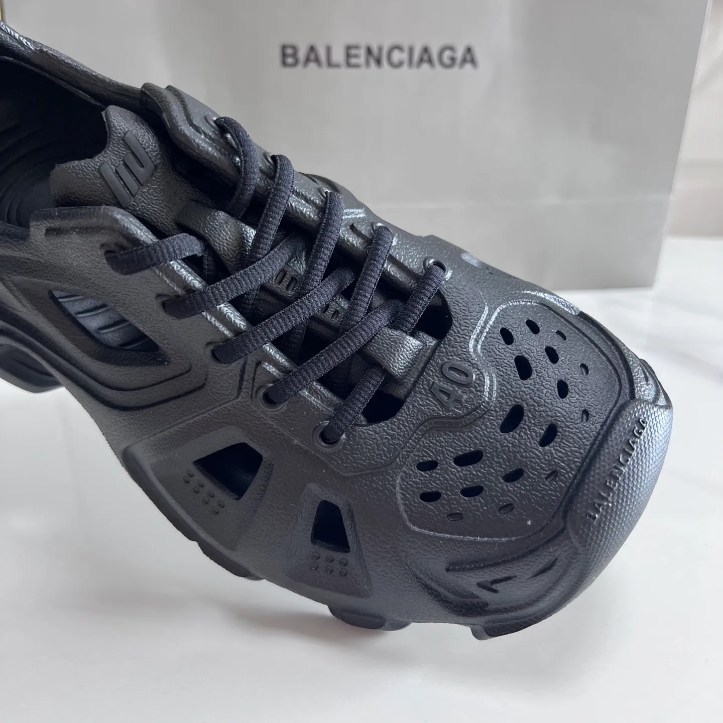 👟👟Ex-factory price 380👟👟 Balenciaga must-have beach shoes for summer. Men's and women's shoes are made of ultra-light 95% (injection molding) EVA plastic, 5% foam plastic foam cushioning material#Ultra-lightweight one-piece foam shoe mold❗New summer product, French high-end luxury brand - Balenciaga BALENCIAGA 3XL Rubber Low Top Sneakers 3XL version series summer beach wading versatile trendy lace-up casual sports hole sandals. Size: 35-46
